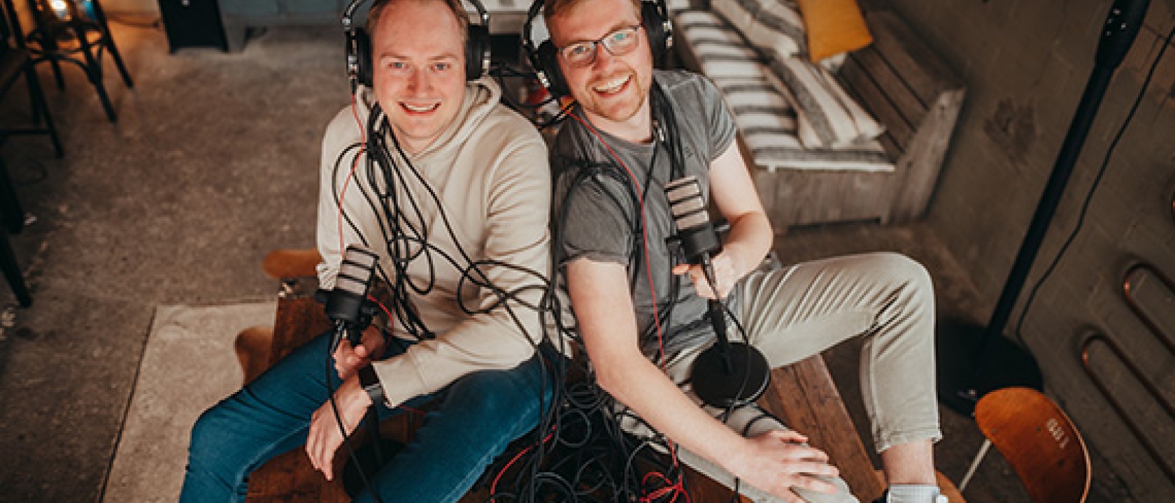 Marcel Sievers und Julius Höltje, Hosts des IT IST ALLES. Podcasts