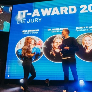 Ulf Masselink und Dr. Alina Behne auf der Bühne des IT-Awards 2022