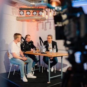 Julius Höltje. Marcel Sievers und Henning Harbs während des Live Podcasts. 
