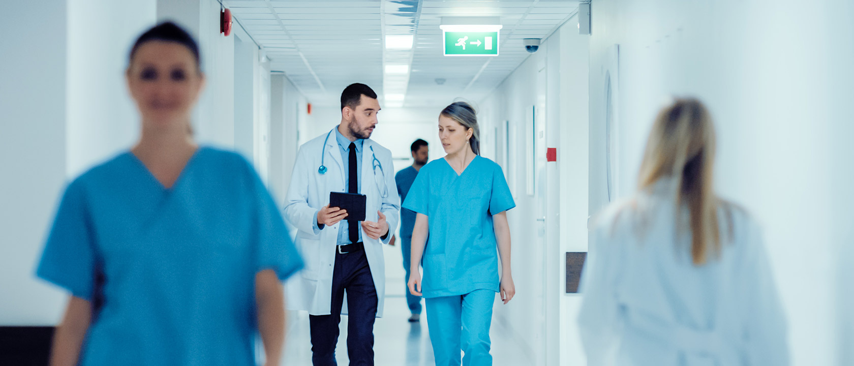 Ärzte laufen im Gang eines Krankenhauses