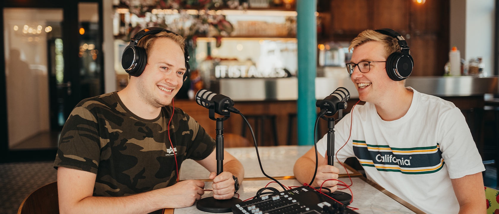 Marcel Sievers und Julius Höltje, Hosts des IT IST ALLES. Podcasts